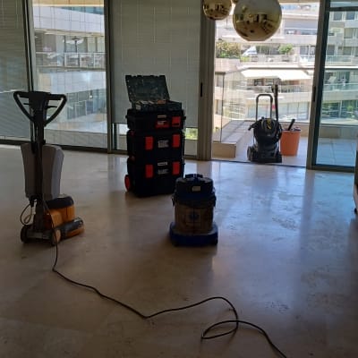 מכונות ניקוי וציוד על רצפה בחדר מואר