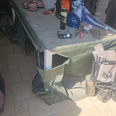 שולחן עם כלים וחפצים שונים בחצר