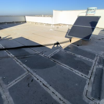 גג עם איטום, צינור וכלי עבודה