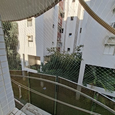 רשת יונים מותקנת על מרפסת בניין