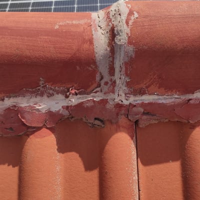 רעפים אדומים עם תיקון בטיט על הגג