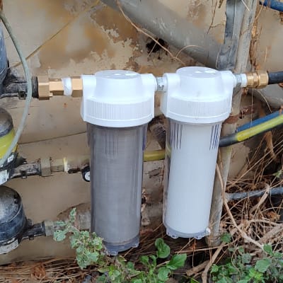 מסנני מים מותקנים על צינורות עם חיבורים