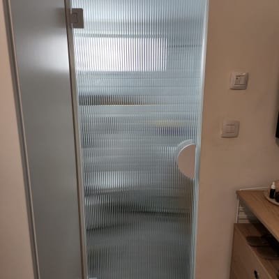 דלת זכוכית מחוספסת עם ידית עגולה