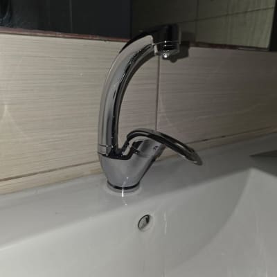 ברז כיור בחדר אמבטיה עם אריחים