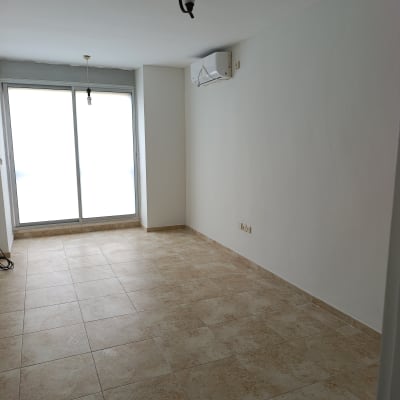 חדר ריק עם רצפת אריחים וקירות צבועים