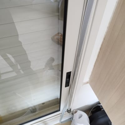 תריסים לבנים עם ידית פתיחה שחורה