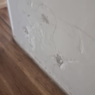 קיר עם סימני תיקון ושפשוף