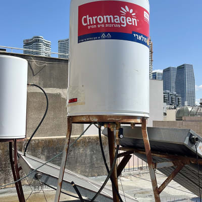 דוד שמש כרומגן על גג עם קולטים