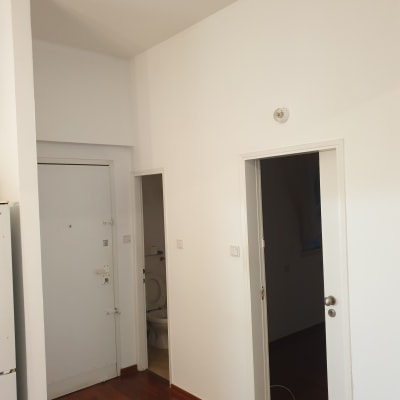 קירות צבועים בלבן עם סימני צבע על הרצפה