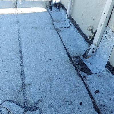 איטום גג עם יריעות ביטומניות ואיטום צינורות