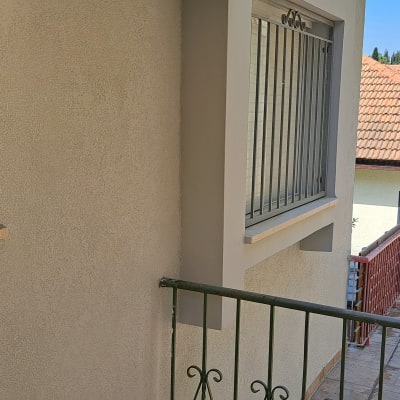 חלון עם סורגים, מרפסת עם מעקה מתכת