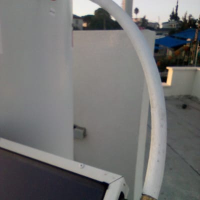 צינור מים מחובר לדוד שמש על גג