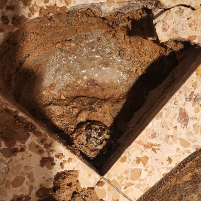 נזילה מתחת לרצפה עם חול רטוב