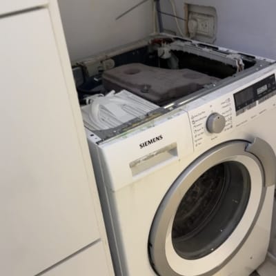 תיקון מכונת כביסה פתח חזית סטנדרטית במהלך פירוק מכסה עליון