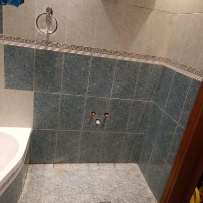 חדר אמבטיה עם אריחים, צינורות חשופים לשיפוץ