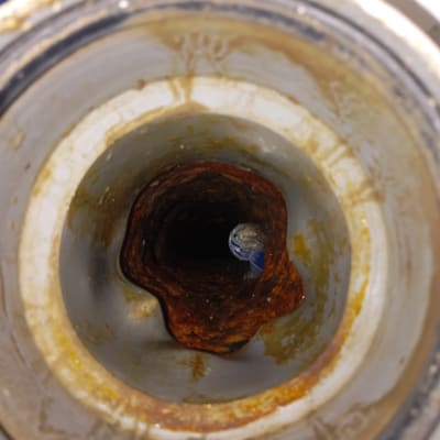 צינור חלוד עם הצטברות לכלוך פנימית