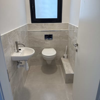 שירותים עם כיור תלוי, חלון קטן ואסלה תלויה