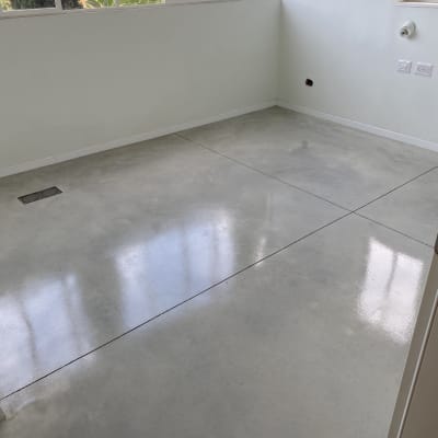 רצפה מבריקה ונקייה בחדר עם חלונות גדולים