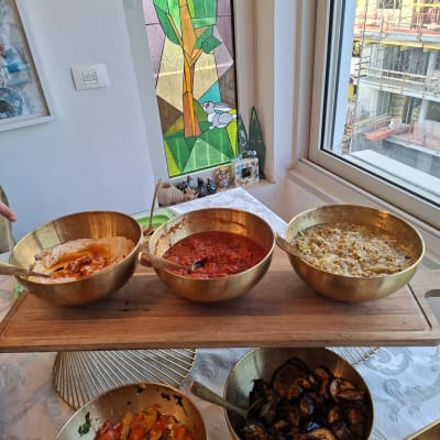 קערות עם מנות קייטרינג על שולחן ליד חלון