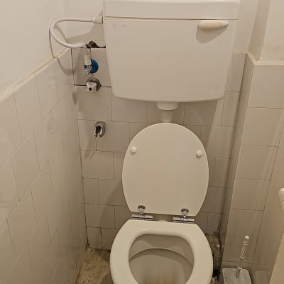 אסלה עם מיכל הדחה וחיבורים