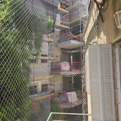 רשת למניעת כניסת יונים על מרפסת בניין