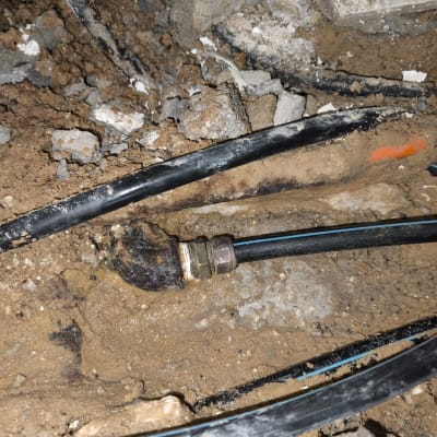 צינור דולף עם חיבור מתכת באדמה