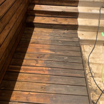 מדרגות ודק עץ עם הבדל בגוון הצבע