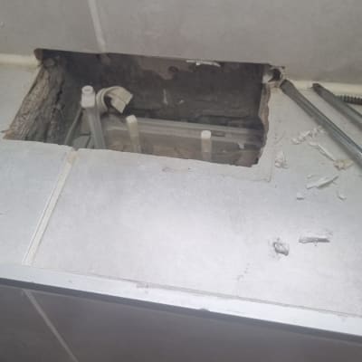 חלקי צנרת ותיקון בקיר