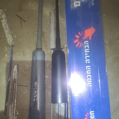 חלקי דוד שמש על הרצפה עם אריזת כרומגן