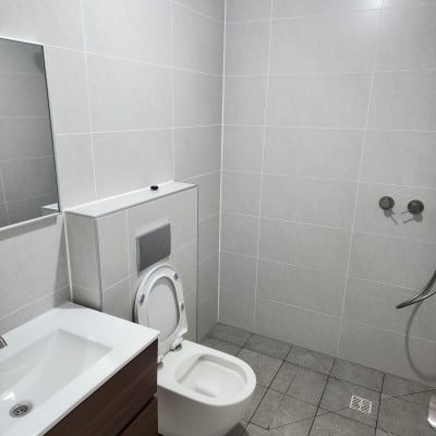 חדר אמבטיה נקי עם כיור ואסלה