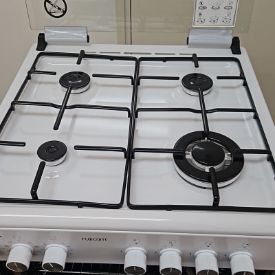 כיריים גז לבנים עם ארבעה מבערים