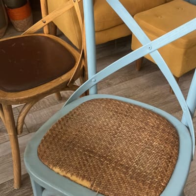 כרית קש על כיסא עץ כחול בהיר