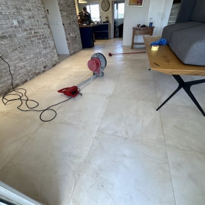 מכונת ניקוי רצפה עם כבל חשמלי על רצפת אריחים