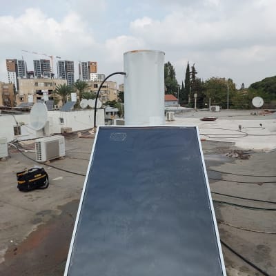 מערכת סולארית על גג עם קולטים ודוד שמש