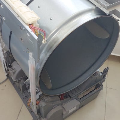 תוף מתכת של מכונת כביסה עם חוטי חשמל