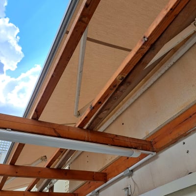 סוכך בד על מסגרת עץ עם תמיכה מתכתית