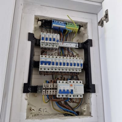 לוח חשמל עם מפסקים וחוטי חשמל צבעוניים