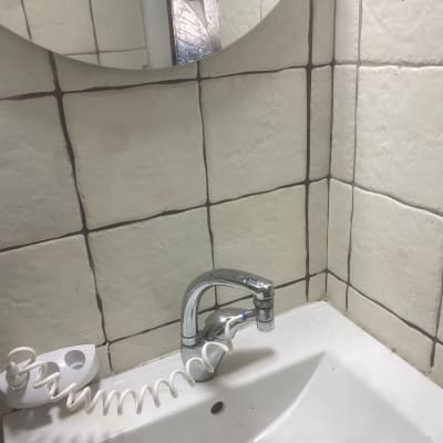 ברז כיור עם צינור לבן מסולסל