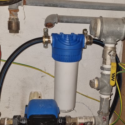 מסנן מים כחול וצינורות מתכת
