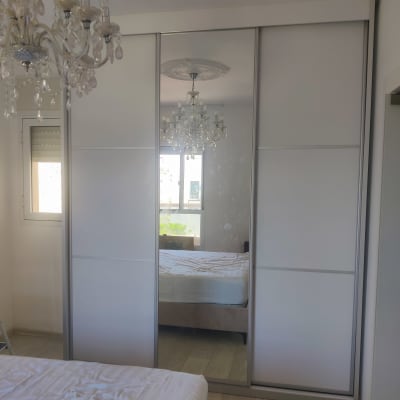 ארון בגדים עם דלתות הזזה ומראה