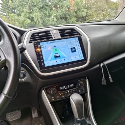 מסך מגע ברכב עם מערכת ניווט