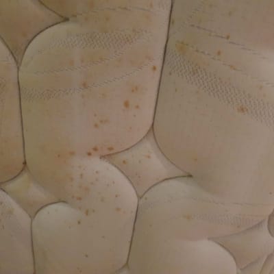 כתמים על ריפוד ספה בהירה