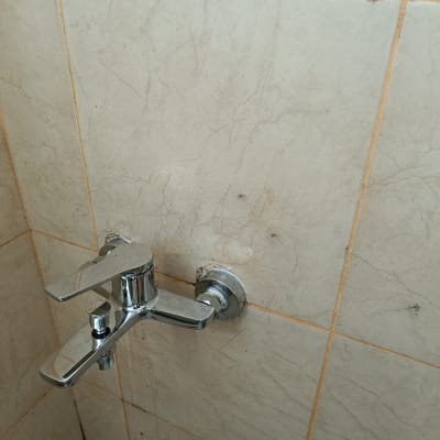 ברז כרום מותקן על קיר אריחים