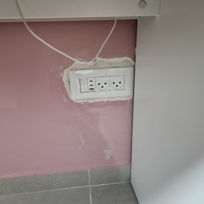 שקע חשמל עם יציאות USB על קיר ורוד