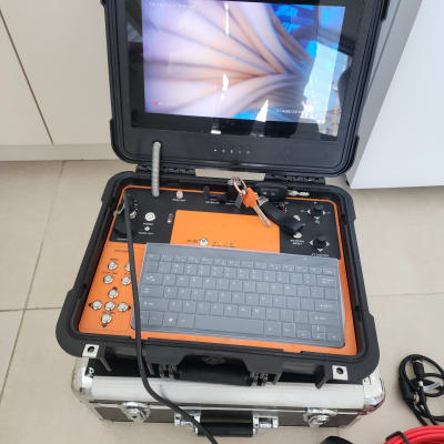 מערכת איתור נזילות עם מסך ומקלדת