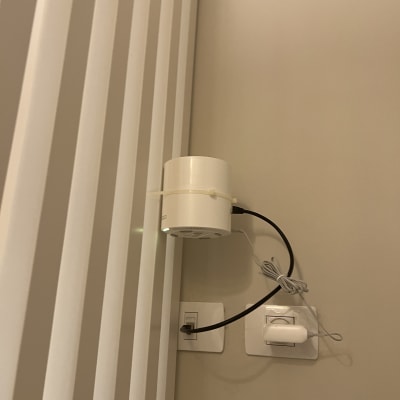 נתב אינטרנט מחובר לשקע חשמל על קיר