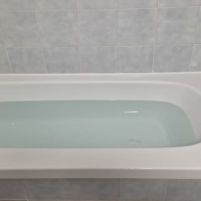 אמבטיה מלאה במים עם אריחים מסביב