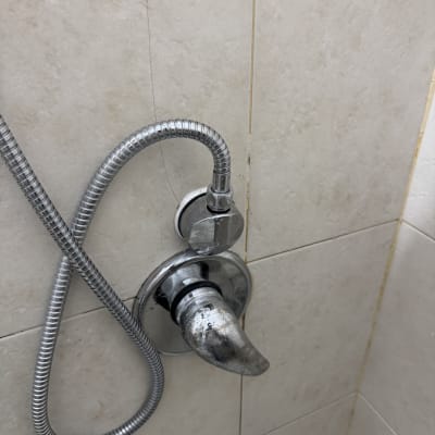 ברז מים עם צינור במקלחת