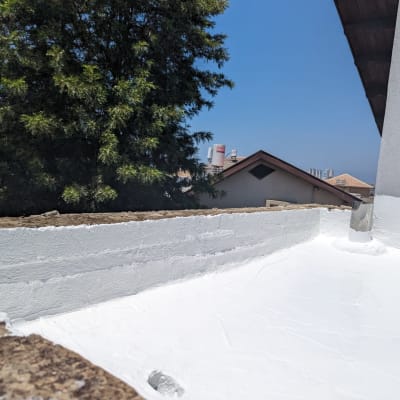 גג אטום בצבע לבן עם שכבת איטום