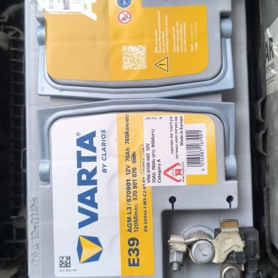 מצבר רכב עם תוויות ואזהרות שונות